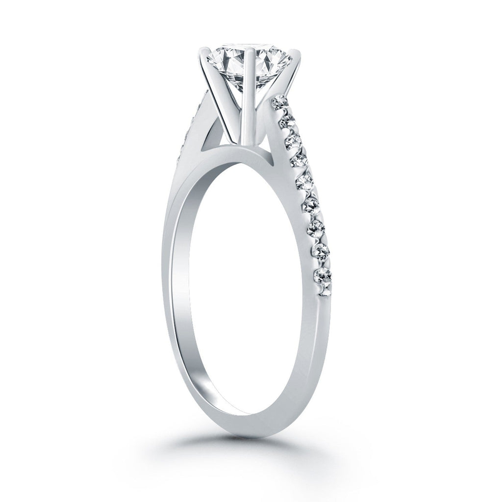 Anillo de compromiso catedralino con diamantes de microgarra de oro blanco de 14k