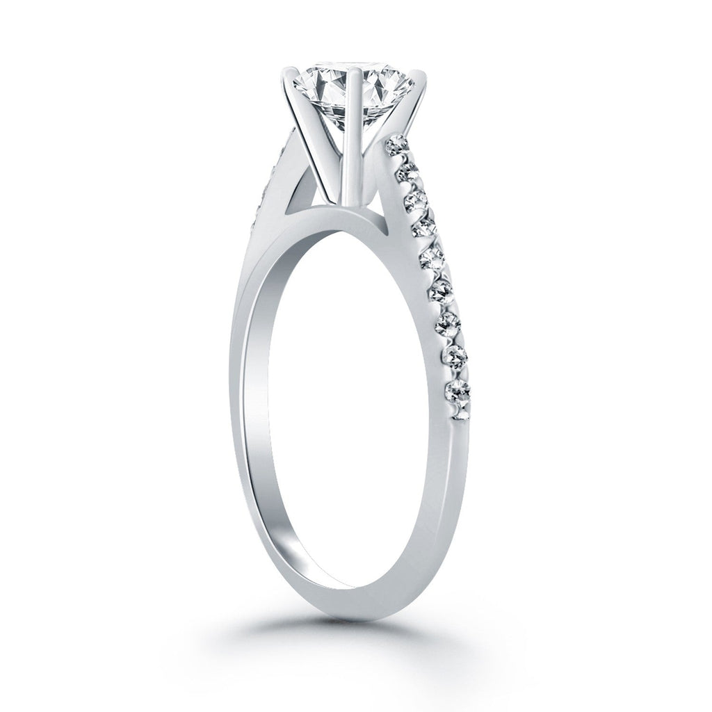 Anillo de compromiso catedralino con diamantes de microgarra de oro blanco de 14k